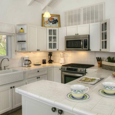 WHITE COTTAGE VILLA